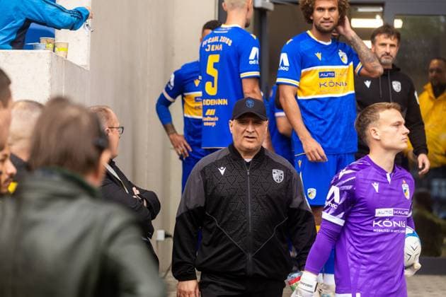 Jena , 270925, Soccer Regionalliga , FC Carl Zeiss Jena vs Chemnitzer FC in the picture Coach Volkan Uluc Jena during the interruption of the match