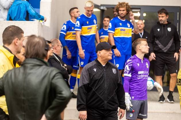 Jena , 270925, Soccer Regionalliga , FC Carl Zeiss Jena vs Chemnitzer FC in the picture Coach Volkan Uluc Jena during the interruption of the match
