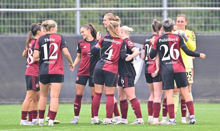 28.09.2025 - Fussball - Saison 2025 2026 - 1. DFB-Pokal - 1. Runde: FC Ingolstadt 04 FCI - 1. FC Nürnberg FCN ( Club Clubfrauen ) - Sportfoto Zink MeZi - xmexzix - Amelie Thöle Thoele (12, 1. FC Nürnberg FCN ) Luisa Guttenberger (4, 1. FC Nürnberg FCN ) Aneta Polaskova (26, 1. FC Nürnberg FCN ) und Co klatschen sich vor Spielbeginn ab
