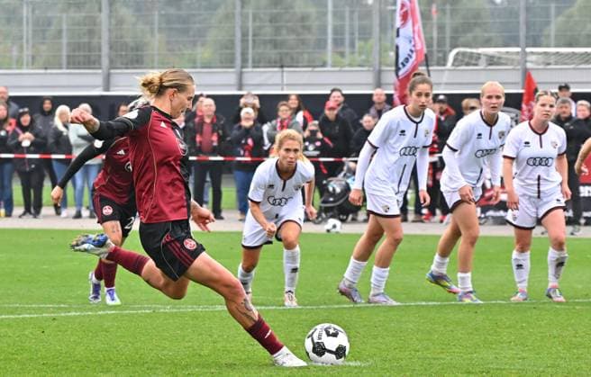 28.09.2025 - Fussball - Saison 2025 2026 - 1. DFB-Pokal - 1. Runde: FC Ingolstadt 04 FCI - 1. FC Nürnberg FCN ( Club Clubfrauen ) - Sportfoto Zink MeZi - xmexzix - Oliwia Wos (15, 1. FC Nürnberg FCN ) erzielt Treffer Tor Torschuß zum 0:1 per Elfmeter Strafstoß