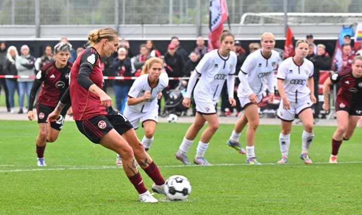 28.09.2025 - Fussball - Saison 2025 2026 - 1. DFB-Pokal - 1. Runde: FC Ingolstadt 04 FCI - 1. FC Nürnberg FCN ( Club Clubfrauen ) - Sportfoto Zink MeZi - xmexzix - Oliwia Wos (15, 1. FC Nürnberg FCN ) erzielt Treffer Tor Torschuß zum 0:1 per Elfmeter Strafstoß