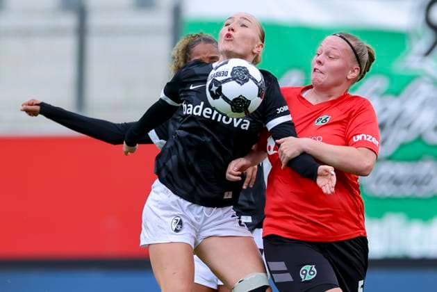 Maj Schneider (SC Freiburg) und Svea Rittmeier (Hannover 96) kaempfen um den Ball, DFB-Pokal der Frauen, Hannover 96 vs SC Freiburg, Eilenriedestadion am 28. September 2025 in Hannover, Deutschland. (Foto von Marco Steinbrenner DeFodi Images) Maj Schneider (SC Freiburg) und Svea Rittmeier (Hannover 96) battle for the ball, DFB-Pokal der Frauen, Hannover 96 vs SC Freiburg, Eilenriedestadion, September 28, 2025 in Hannover, Germany. (Photo by Marco Steinbrenner DeFodi Images) DFB DFL REGULATIONS PROHIBIT ANY USE OF PHOTOGRAPHS AS IMAGE SEQUENCES AND OR QUASI-VIDEO. Maj Schneider SC Freiburg and Svea Rittmeier Hannover 96 battle for the ball, Womens DFB Cup, Hannover 96 vs SC Freiburg, Eilenriedestadion, September 28, 2025 in Hannover, Germany Photo by Marco Steinbrenner DeFodi Images Maj Schneider SC Freiburg and Svea Rittmeier Hannover 96 battle for the ball, DFB Pokal der Frauen, Hannover 96 vs SC Freiburg, Eilenriedestadion, September 28, 2025 in Hannover, Germany Photo by Marco Steinbrenner DeFodi Images DFB DFL REGULATIONS PROHIBIT ANY USE OF PHOTOGRAPHS AS IMAGE SEQUENCES AND OR QUASI VIDEO