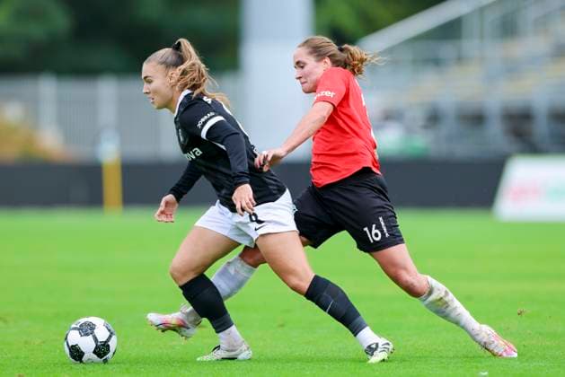 Alena Bienz (SC Freiburg) und Nele Obara (Hannover 96) kaempfen um den Ball, DFB-Pokal der Frauen, Hannover 96 vs SC Freiburg, Eilenriedestadion am 28. September 2025 in Hannover, Deutschland. (Foto von Marco Steinbrenner DeFodi Images) Alena Bienz (SC Freiburg) und Nele Obara (Hannover 96) battle for the ball, DFB-Pokal der Frauen, Hannover 96 vs SC Freiburg, Eilenriedestadion, September 28, 2025 in Hannover, Germany. (Photo by Marco Steinbrenner DeFodi Images) DFB DFL REGULATIONS PROHIBIT ANY USE OF PHOTOGRAPHS AS IMAGE SEQUENCES AND OR QUASI-VIDEO. Alena Bienz SC Freiburg and Nele Obara Hannover 96 battle for the ball, Womens DFB Cup, Hannover 96 vs SC Freiburg, Eilenriedestadion, September 28, 2025 in Hannover, Germany Photo by Marco Steinbrenner DeFodi Images Alena Bienz SC Freiburg and Nele Obara Hannover 96 battle for the ball, DFB Pokal der Frauen, Hannover 96 vs SC Freiburg, Eilenriedestadion, September 28, 2025 in Hannover, Germany Photo by Marco Steinbrenner DeFodi Images DFB DFL REGULATIONS PROHIBIT ANY USE OF PHOTOGRAPHS AS IMAGE SEQUENCES AND OR QUASI VIDEO