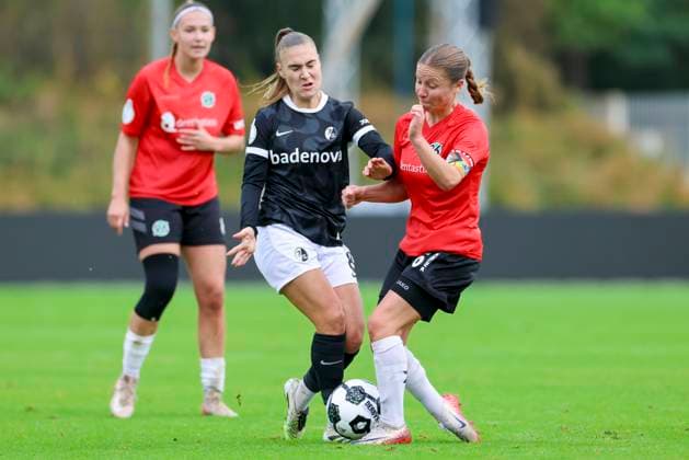 Alena Bienz (SC Freiburg) und Lena Rathmann (Hannover 96) kaempfen um den Ball, DFB-Pokal der Frauen, Hannover 96 vs SC Freiburg, Eilenriedestadion am 28. September 2025 in Hannover, Deutschland. (Foto von Marco Steinbrenner DeFodi Images) Alena Bienz (SC Freiburg) und Lena Rathmann (Hannover 96) battle for the ball, DFB-Pokal der Frauen, Hannover 96 vs SC Freiburg, Eilenriedestadion, September 28, 2025 in Hannover, Germany. (Photo by Marco Steinbrenner DeFodi Images) DFB DFL REGULATIONS PROHIBIT ANY USE OF PHOTOGRAPHS AS IMAGE SEQUENCES AND OR QUASI-VIDEO. Alena Bienz SC Freiburg and Lena Rathmann Hannover 96 battle for the ball, Womens DFB Cup, Hannover 96 vs SC Freiburg, Eilenriedestadion, September 28, 2025 in Hannover, Germany Photo by Marco Steinbrenner DeFodi Images Alena Bienz SC Freiburg and Lena Rathmann Hannover 96 battle for the ball, DFB Pokal der Frauen, Hannover 96 vs SC Freiburg, Eilenriedestadion, September 28, 2025 in Hannover, Germany Photo by Marco Steinbrenner DeFodi Images DFB DFL REGULATIONS PROHIBIT ANY USE OF PHOTOGRAPHS AS IMAGE SEQUENCES AND OR QUASI VIDEO