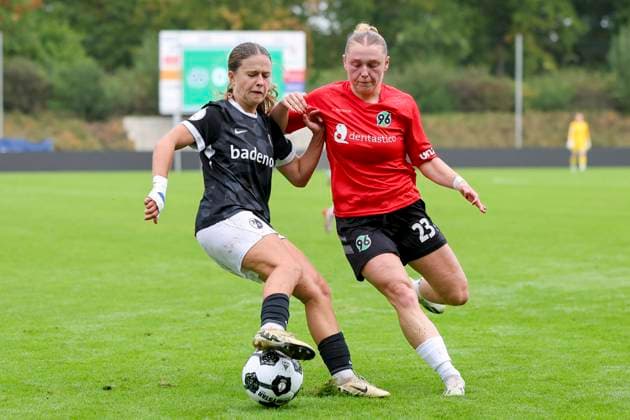 Nia Szenk (SC Freiburg) und Paula Johanna Meyer (Hannover 96) kaempfen um den Ball, DFB-Pokal der Frauen, Hannover 96 vs SC Freiburg, Eilenriedestadion am 28. September 2025 in Hannover, Deutschland. (Foto von Marco Steinbrenner DeFodi Images) Nia Szenk (SC Freiburg) und Paula Johanna Meyer (Hannover 96) battle for the ball, DFB-Pokal der Frauen, Hannover 96 vs SC Freiburg, Eilenriedestadion, September 28, 2025 in Hannover, Germany. (Photo by Marco Steinbrenner DeFodi Images) DFB DFL REGULATIONS PROHIBIT ANY USE OF PHOTOGRAPHS AS IMAGE SEQUENCES AND OR QUASI-VIDEO. Nia Szenk SC Freiburg and Paula Johanna Meyer Hannover 96 battle for the ball, Womens DFB Cup, Hannover 96 vs SC Freiburg, Eilenriedestadion, September 28, 2025 in Hannover, Germany Photo by Marco Steinbrenner DeFodi Images Nia Szenk SC Freiburg and Paula Johanna Meyer Hannover 96 battle for the ball, DFB Pokal der Frauen, Hannover 96 vs SC Freiburg, Eilenriedestadion, September 28, 2025 in Hannover, Germany Photo by Marco Steinbrenner DeFodi Images DFB DFL REGULATIONS PROHIBIT ANY USE OF PHOTOGRAPHS AS IMAGE SEQUENCES AND OR QUASI VIDEO