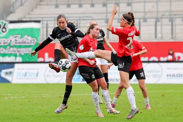 Maj Schneider (SC Freiburg) und Junia Marie Sass (Hannover 96) kaempfen um den Ball, DFB-Pokal der Frauen, Hannover 96 vs SC Freiburg, Eilenriedestadion am 28. September 2025 in Hannover, Deutschland. (Foto von Marco Steinbrenner DeFodi Images) Maj Schneider (SC Freiburg) und Junia Marie Sass (Hannover 96) battle for the ball, DFB-Pokal der Frauen, Hannover 96 vs SC Freiburg, Eilenriedestadion, September 28, 2025 in Hannover, Germany. (Photo by Marco Steinbrenner DeFodi Images) DFB DFL REGULATIONS PROHIBIT ANY USE OF PHOTOGRAPHS AS IMAGE SEQUENCES AND OR QUASI-VIDEO. Maj Schneider SC Freiburg and Junia Marie Sass Hannover 96 battle for the ball, DFB Pokal der Frauen, Hannover 96 vs SC Freiburg, Eilenriedestadion, September 28, 2025 in Hannover, Germany Photo by Marco Steinbrenner DeFodi Images Maj Schneider SC Freiburg and Junia Marie Sass Hannover 96 battle for the ball, DFB Pokal der Frauen, Hannover 96 vs SC Freiburg, Eilenriedestadion, September 28, 2025 in Hannover, Germany Photo by Marco Steinbrenner DeFodi Images DFB DFL REGULATIONS PROHIBIT ANY USE OF PHOTOGRAPHS AS IMAGE SEQUENCES AND OR QUASI VIDEO