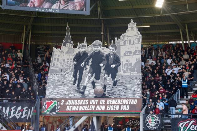 2025-09-28 NEC v AZ - Dutch Eredivisie NIJMEGEN, NETHERLANDS - SEPTEMBER 28: Fans of NEC with Fan banner, the inscription reads 3 Jungskes uut de Benedenstad bewandelen hun eigen pad during the Dutch Eredivisie match between NEC and AZ at Goffertstadion on September 28, 2025 in Nijmegen, Netherlands. Nijmegen Goffertstadion Netherlands Content not available for redistribution in The Netherlands directly or indirectly through any third parties. Copyright: xBroerxvanxdenxBoomx