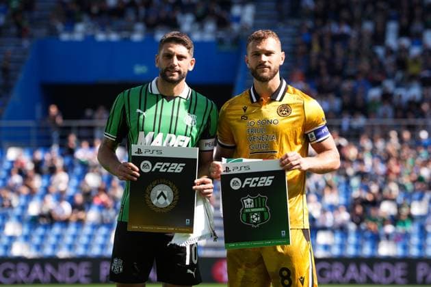 SassuoloÕs Domenico Berardi and Udinese s Jesper Karlstrom with the card of FC26CopySwap during the Serie A soccer match between Sassuolo and Udinese at the Mapei Stadium Cittˆ del Tricolore in Reggio Emilia, north Italy - Sunday, September 28, 2025 - - Soccer -  Copyright: xMassimoxPaolone LaPressex