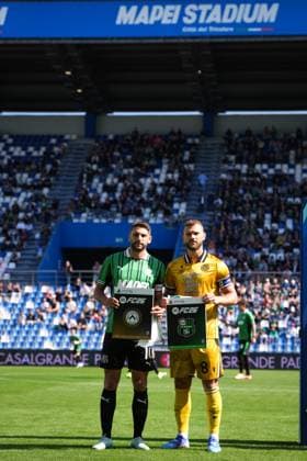SassuoloÕs Domenico Berardi and Udinese s Jesper Karlstrom with the card of FC26CopySwap during the Serie A soccer match between Sassuolo and Udinese at the Mapei Stadium Cittˆ del Tricolore in Reggio Emilia, north Italy - Sunday, September 28, 2025 - - Soccer -  Copyright: xMassimoxPaolone LaPressex