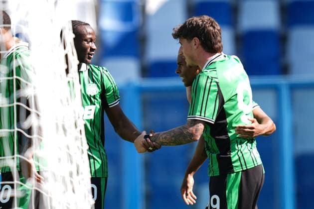 Sassuolo™s Armand Lauriente celebrates with Sassuolo™s Ismael Kone after scoring the 1-0 goal for his team during the Serie A soccer match between Sassuolo and Udinese at the Mapei Stadium CittÃ del Tricolore in Reggio Emilia, north Italy - Sunday, September 28, 2025 - - Soccer -  Copyright: xMassimoxPaolone LaPressex