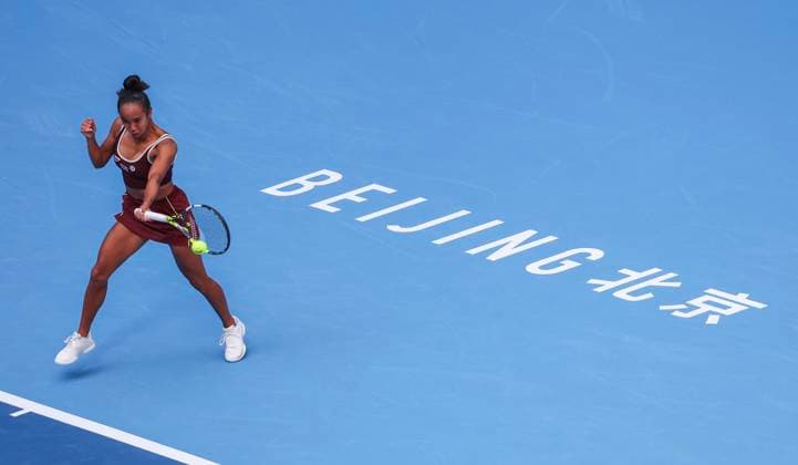 (250928) -- BEIJING, Sept. 28, 2025 -- Leylah Fernandez hits a return during the women s singles third round match between Leylah Fernandez of Canada and Coco Gauff of the United States at 2025 China Open tennis tournament in Beijing, China, Sept. 28, 2025. (Photo by Xinhua) (SP)CHINA-BEIJING-TENNIS-CHINA OPEN-WOMEN S SINGLES-THIRD ROUND (CN) MaxZihan 