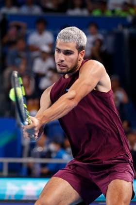 September 28, 2025, Tokyo, Japan: Carlos Alcaraz of Spain returns a shot against Brandon Nakashima of the USA during their quarterfinal match at the Japan Open Tennis Championships at Ariake Colosseum in Tokyo. The tournament runs from September 22 to 30. Alcaraz won 6-2, 6-4. Tokyo Japan - ZUMAm191 20250928_aap_m191_048 Copyright: xRodrigoxReyesxMarinx