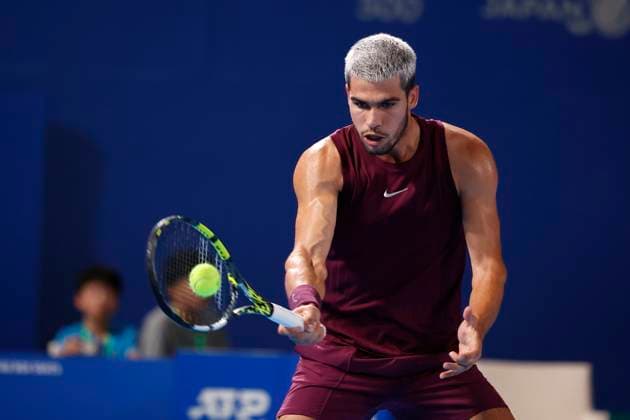 September 28, 2025, Tokyo, Japan: Carlos Alcaraz of Spain returns a shot against Brandon Nakashima of the USA during their quarterfinal match at the Japan Open Tennis Championships at Ariake Colosseum in Tokyo. The tournament runs from September 22 to 30. Alcaraz won 6-2, 6-4. Tokyo Japan - ZUMAm191 20250928_aap_m191_049 Copyright: xRodrigoxReyesxMarinx