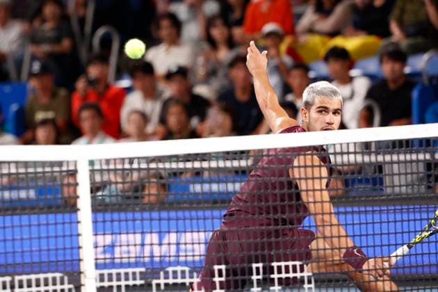 September 28, 2025, Tokyo, Japan: Carlos Alcaraz of Spain returns a shot against Brandon Nakashima of the USA during their quarterfinal match at the Japan Open Tennis Championships at Ariake Colosseum in Tokyo. The tournament runs from September 22 to 30. Alcaraz won 6-2, 6-4. Tokyo Japan - ZUMAm191 20250928_aap_m191_050 Copyright: xRodrigoxReyesxMarinx