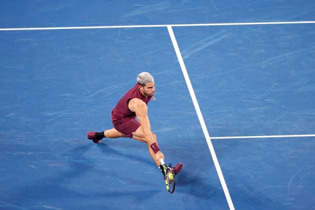 September 28, 2025, Tokyo, Japan: Carlos Alcaraz of Spain returns a shot against Brandon Nakashima of the USA during their quarterfinal match at the Japan Open Tennis Championships at Ariake Colosseum in Tokyo. The tournament runs from September 22 to 30. Alcaraz won 6-2, 6-4. Tokyo Japan - ZUMAm191 20250928_aap_m191_054 Copyright: xRodrigoxReyesxMarinx