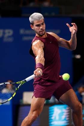 September 28, 2025, Tokyo, Japan: Carlos Alcaraz of Spain returns a shot against Brandon Nakashima of the USA during their quarterfinal match at the Japan Open Tennis Championships at Ariake Colosseum in Tokyo. The tournament runs from September 22 to 30. Alcaraz won 6-2, 6-4. Tokyo Japan - ZUMAm191 20250928_aap_m191_055 Copyright: xRodrigoxReyesxMarinx