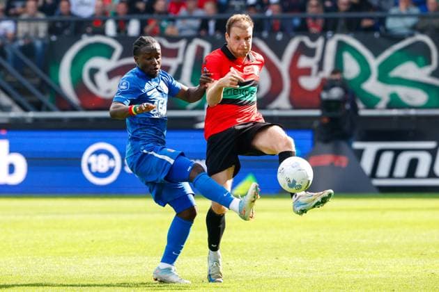 2025-09-28 NEC v AZ - Dutch Eredivisie NIJMEGEN, NETHERLANDS - SEPTEMBER 28: Ibrahim Sadiq of AZ Alkmaar battles for possession with Thomas Ouwejan of NEC during the Dutch Eredivisie match between NEC and AZ at Goffertstadion on September 28, 2025 in Nijmegen, Netherlands. Nijmegen Goffertstadion Netherlands Content not available for redistribution in The Netherlands directly or indirectly through any third parties. Copyright: xBroerxvanxdenxBoomx