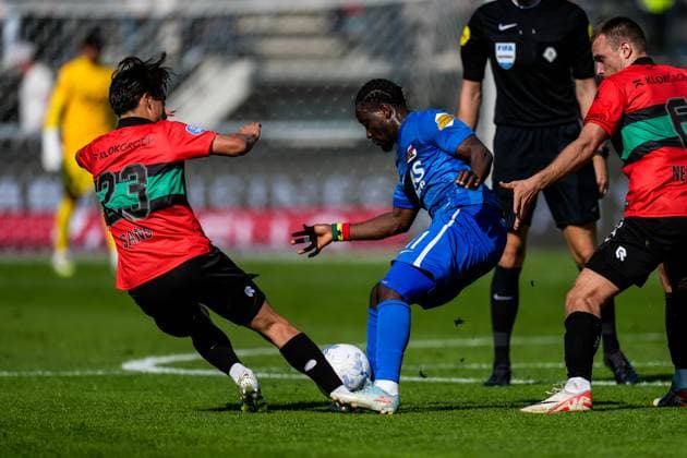 2025-09-28 NEC Nijmegen v AZ Alkmaar - Dutch Eredivisie NIJMEGEN, NETHERLANDS - SEPTEMBER 28: Ibrahim Sadiq of AZ Alkmaar battles for possession with Kodai Sano of NEC Nijmegen during the Dutch Eredivisie match between NEC Nijmegen and AZ Alkmaar at Goffertstadion on September 28, 2025 in Nijmegen, Netherlands. Nijmegen Goffertstadion Netherlands Content not available for redistribution in The Netherlands directly or indirectly through any third parties. Copyright: xEdxvanxdexPolx
