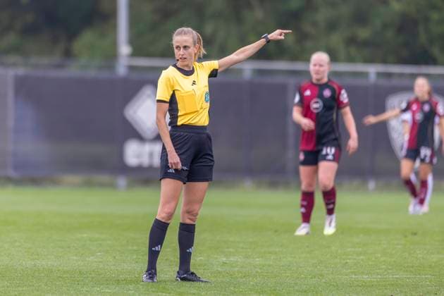 Ingolstadt, Germany 28 September 2025 DFB Pokal Women 2025 2026 FC Ingolstadt 04 vs 1 FC Nürnberg In the picture referee Darvina Lutze gesticulates on the pitch DFB regulations prohibit any use of photographs as image sequences and or quasi video MTV Stadion Bayern Copyright: xFotostandx xSchäferx