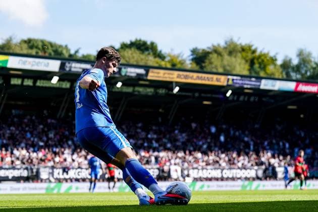 NIJMEGEN , 28-09-2025 , Goffertstadion , season 2025 2026 , Dutch Eredivisie football , match between NEC Nijmegen and AZ , picture shows AZ player Wouter Goes passes the ball NEC - AZ  x31246424x Copyright: