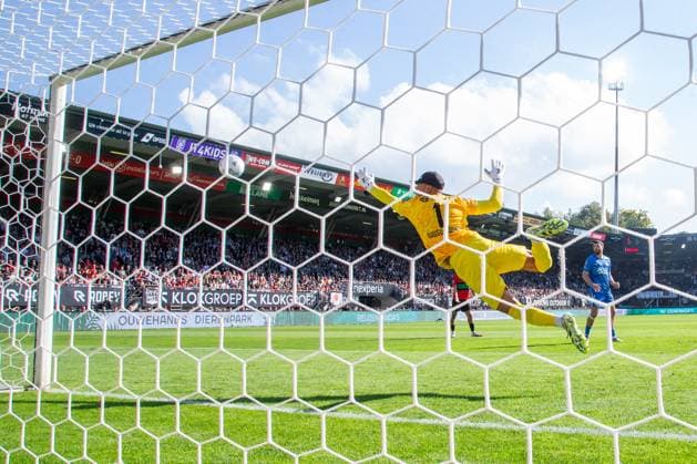 2025-09-28 NEC v AZ - Dutch Eredivisie NIJMEGEN, NETHERLANDS - SEPTEMBER 28: Goal-Camera shows goalkeeper Rome Jayden Owusu-Oduro of AZ Alkmaar jumping for the ball during the Dutch Eredivisie match between NEC and AZ at Goffertstadion on September 28, 2025 in Nijmegen, Netherlands. Nijmegen Goffertstadion Netherlands Content not available for redistribution in The Netherlands directly or indirectly through any third parties. Copyright: xBroerxvanxdenxBoomx