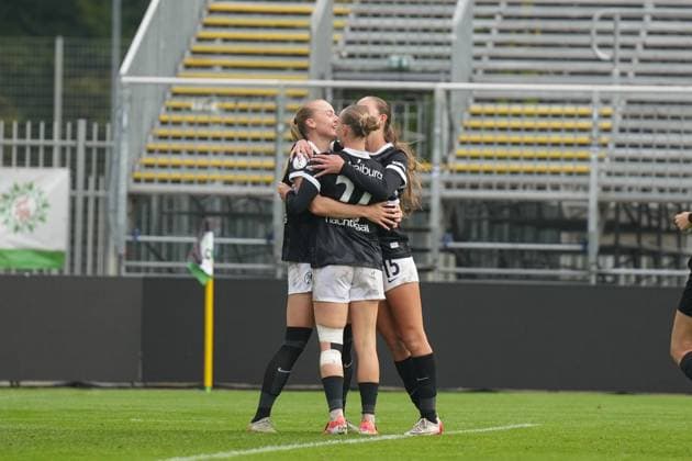 Sophie Nachtigall SC Freiburg, 27 , Tessa Blumenberg SC Freiburg, 07 and Maj Schneider SC Freiburg, 15 Goal celebration, emotions, goal shot, finish, goal success, goal, goal , Germany, Football, DFB Pokal, 1 Matchday, 2025 2026, Hannover 96 vs SC Freiburg, 28 09 2025, Eilenriedestadion, Hannover, Germany Hannover Eilenriedestadion Niedersachsen Germany Copyright: xMirjamxGeigerx