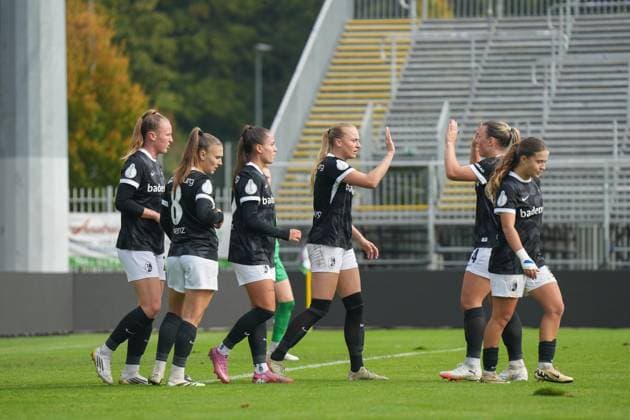 The Freiburg team celebrates the away win, goal celebration, emotions, goal shot, goal, goal, goal, Germany, football, DFB Pokal, 1 matchday, 2025 2026, Hannover 96 vs SC Freiburg, 28 09 2025, Eilenriedestadion, Hannover, Germany Hannover Eilenriedestadion Niedersachsen Germany Copyright: xMirjamxGeigerx