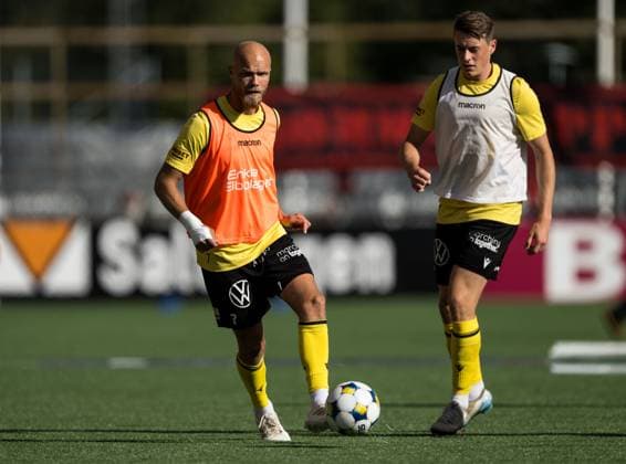250928 Mjällbys Viktor Gustafson and Elliot Stroud before the football match in Allsvenskan between Brommapojkarna and Mjällby on September 28, 2025 in Stockholm  Copyright: EMMAxWALLSKOG BB250928EW012
