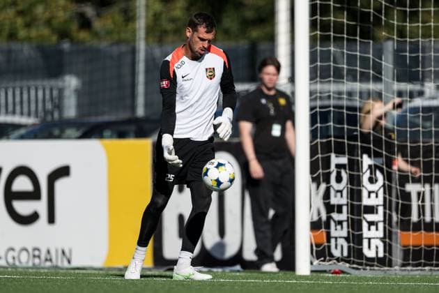 250928 Brommapojkarnas goalkeeper Davor Blazevic before the football match in Allsvenskan between Brommapojkarna and Mjällby on September 28, 2025 in Stockholm  Copyright: EMMAxWALLSKOG BB250928EW016