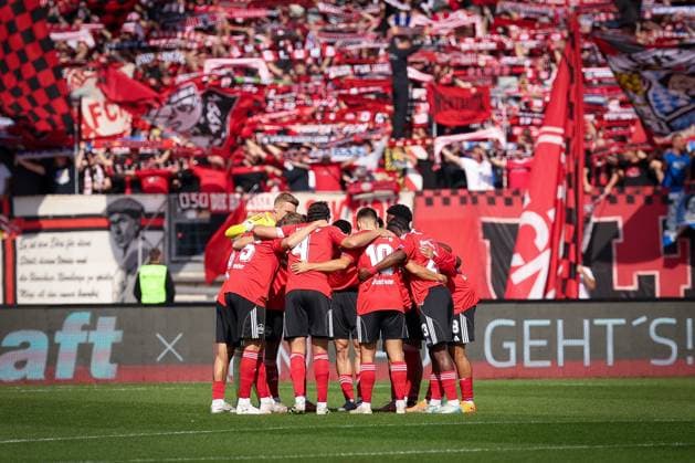 Team circle of 1 FC Nuernberg, 1 FC Nuernberg vs Hertha BSC Berlin, DFL, 2 Bundesliga, Season 2025 2026, Max Morlock Stadion, Hinrunde, 7 Spieltag, 28 09 2025 DFB regulations prohibit any use of photographs as image sequences and or quasi video Nuernberg Bayern Germany Copyright: xkolbert-press MartinxAgüerax