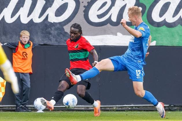 2025-09-28 NEC v AZ - Dutch Eredivisie NIJMEGEN, NETHERLANDS - SEPTEMBER 28: Brayann Pereira of NEC battles for possession with Isak Jensen of AZ Alkmaar during the Dutch Eredivisie match between NEC and AZ at Goffertstadion on September 28, 2025 in Nijmegen, Netherlands. Nijmegen Goffertstadion Netherlands Content not available for redistribution in The Netherlands directly or indirectly through any third parties. Copyright: xBroerxvanxdenxBoomx