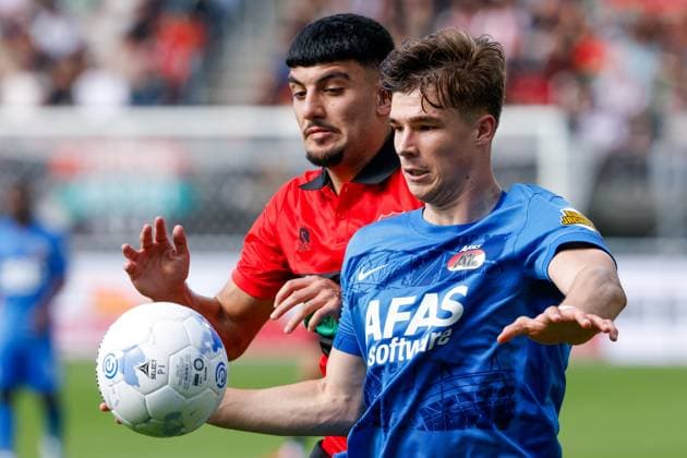 2025-09-28 NEC v AZ - Dutch Eredivisie NIJMEGEN, NETHERLANDS - SEPTEMBER 28: Wouter Goes of AZ Alkmaar and Basar Onal of NEC goes for the ball during the Dutch Eredivisie match between NEC and AZ at Goffertstadion on September 28, 2025 in Nijmegen, Netherlands. Nijmegen Goffertstadion Netherlands Content not available for redistribution in The Netherlands directly or indirectly through any third parties. Copyright: xBroerxvanxdenxBoomx