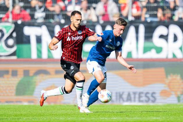 28 09 2025 Soccer, 2025 2026, 2 Bundesliga, 7 Matchday, Hannover 96 DSC Arminia Bielefeld L R Virgil GhiÈa Hannover , Marius Wörl Bielefeld DFL REGULATIONS PROHIBIT ANY USE OF PHOTOGRAPHS AS IMAGE SEQUENCES AND OR QUASI VIDEO