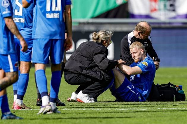 NIJMEGEN , 28-09-2025 , Goffertstadion , season 2025 2026 , Dutch Eredivisie football , match between NEC Nijmegen and AZ , picture shows AZ player Mexx Meerdink has a injury NEC - AZ  x31246657x Copyright: