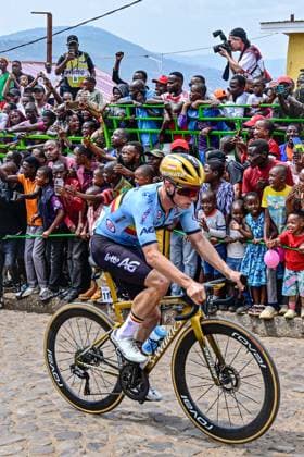 Belgian Remco Evenepoel pictured in action during the elite men road race (267,5 km) at the cycling road World Championships in Kigali, Rwanda, Sunday 28 September 2025. The 2025 UCI Road World Championships take place from 21 to 28 September in Kigali, Rwanda. DIRKxWAEM  x135511271x