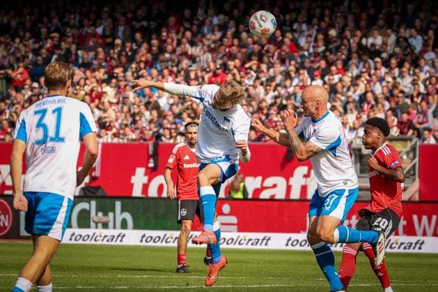 Marten Winkler 22 Hertha BSC Berlin with a header, defense, with Toni Leistner 37 Hertha BSC Berlin and Marton Dardai 31 Hertha BSC Berlin , 1 FC Nuernberg vs Hertha BSC Berlin, DFL, 2 Bundesliga, Saison 2025 2026, Max Morlock Stadion, Hinrunde, 7 Spieltag, 28 09 2025 DFB regulations prohibit any use of photographs as image sequences and or quasi video Nuernberg Bayern Deutschland Copyright: xkolbert-press MartinxAgüerax