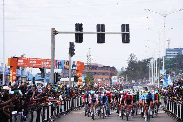2025 UCI Road World Championships Picture by Zac Williams SWpix.com - 28 09 2025 - Cycling - 2025 UCI Road World Championships - Kigali Convention Centre, Kigali, Rwanda - Men Elite Road Race - The peloton, Great Britain, Belgium Copyright: x xSWpix.comx(t axPhotographyxHubxLtd)xZacxWilliams SWpix.comx SWP-3030-8663
