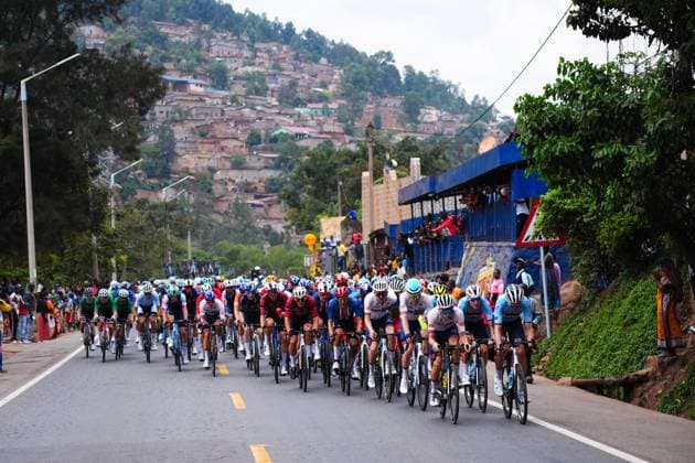 2025 UCI Road World Championships Picture by Zac Williams SWpix.com - 28 09 2025 - Cycling - 2025 UCI Road World Championships - Kigali Convention Centre, Kigali, Rwanda - Men Elite Road Race - The peloton, Great Britain, Belgium Copyright: x xSWpix.comx(t axPhotographyxHubxLtd)xZacxWilliams SWpix.comx SWP-3030-8666