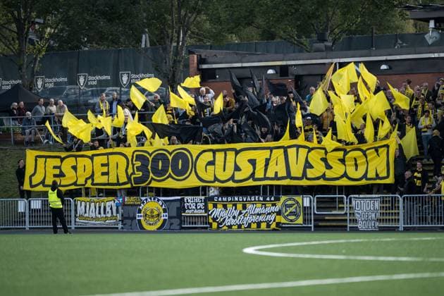250928 Mjällby supporters before the football match in Allsvenskan between Brommapojkarna and Mjällby on September 28, 2025 in Stockholm  Copyright: EMMAxWALLSKOG BB250928EW018
