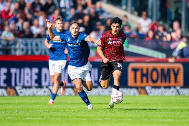 28 09 2025 Soccer, 2025 2026, 2 Bundesliga, 7 Matchday, Hannover 96 DSC Arminia Bielefeld L R Felix Hagmann Bielefeld , Husseyn Chakroun Hannover DFL REGULATIONS PROHIBIT ANY USE OF PHOTOGRAPHS AS IMAGE SEQUENCES AND OR QUASI VIDEO