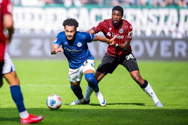 28 09 2025 Soccer, 2025 2026, 2 Bundesliga, 7 Matchday, Hannover 96 DSC Arminia Bielefeld L R Monju Momuluh Bielefeld , Ime Okon Hannover DFL REGULATIONS PROHIBIT ANY USE OF PHOTOGRAPHS AS IMAGE SEQUENCES AND OR QUASI VIDEO