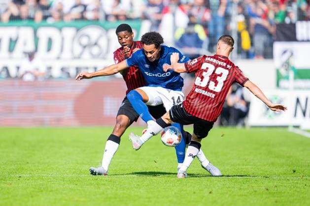 28 09 2025 Soccer, 2025 2026, 2 Bundesliga, 7 Matchday, Hannover 96 DSC Arminia Bielefeld L R Ime Okon Hannover , Monju Momuluh Bielefeld , Maurice Neubauer Hannover DFL REGULATIONS PROHIBIT ANY USE OF PHOTOGRAPHS AS IMAGE SEQUENCES AND OR QUASI VIDEO