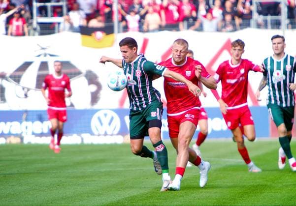 Marius Hauptmann Halle, left in a duel with Theo Gunnar Martens Zwickau Football Regionalliga Nordost 2025 26 FSV Zwickau Hallescher FC on 28 9 2025 FSV Zwickau Hallescher FC