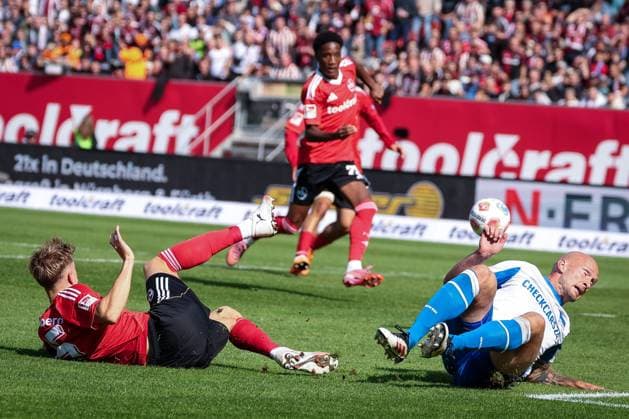 Tim Drexler 15 1FC Nuernberg graetscht einen Ball zu Mohamed Ali Zoma 23 1FC Nuernberg , Toni Leistner 37 Hertha BSC Berlin kommt zu spät, 1 FC Nuernberg vs Hertha BSC Berlin, DFL, 2 Bundesliga, Saison 2025 2026, Max Morlock Stadion, Hinrunde, 7 Spieltag, 28 09 2025 DFB regulations prohibit any use of photographs as image sequences and or quasi video Nuernberg Bayern Germany Copyright: xkolbert-press MartinxAgüerax