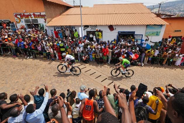 2025 UCI Road World Championships Picture by Alex Whitehead SWpix.com - 28 09 2025 - Cycling - 2025 UCI Road World Championships - Kigali Convention Centre, Kigali, Rwanda - Men Elite Road Race - Isaac Del Toro (Mexico) and Tadej Pogacar (Slovenia) climbing the Mur de Kigali Copyright: x xSWpix.comx(t axPhotographyxHubxLtd)xAlexxWhitehead SWpix.comx SWP-3030-8669