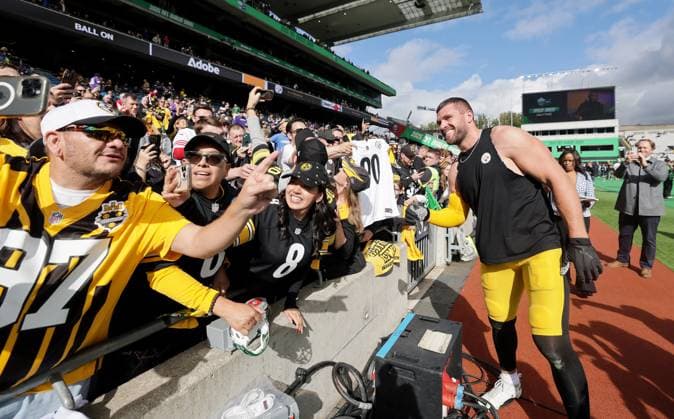NFL, American Football Herren, USA Week 4, Croke Park, Dublin 28 9 2025 Pittsburgh Steelers vs Minnesota Vikings Pittsburgh Steelers T.J. Watt with fans before the game T.J. Watt with fans before the game 28 9 2025  Copyright: x INPHO LaszloxGeczox LG_009453