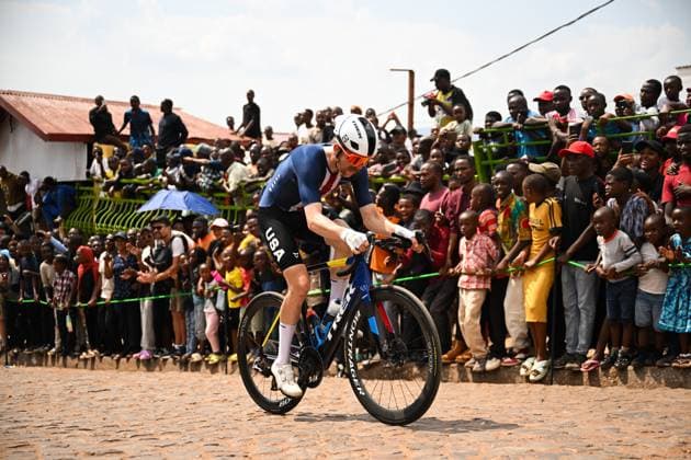 2025 UCI Road World Championships Picture by Chris Auld SWpix.com - 28 09 2025 - Cycling - 2025 UCI Road World Championships - Kigali Convention Centre, Kigali, Rwanda - Men Elite Road Race - Quinn Simmons (USA) climbing the Mur de Kigali Copyright: x xSWpix.comx(t axPhotographyxHubxLtd)xChrisxAuld SWpix.comx SWP-3030-8673