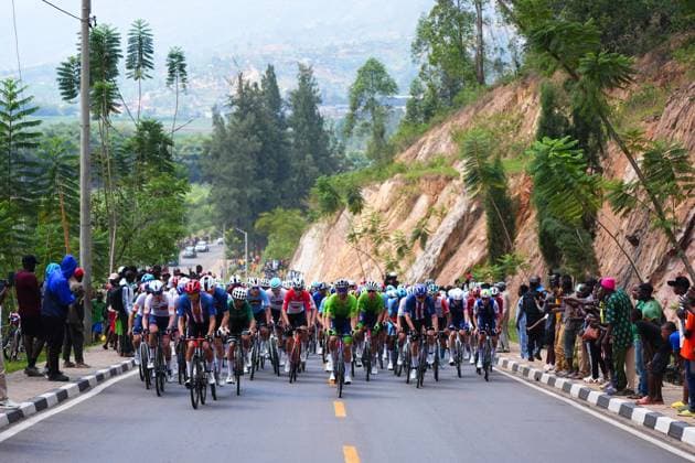2025 UCI Road World Championships Picture by Zac Williams SWpix.com - 28 09 2025 - Cycling - 2025 UCI Road World Championships - Kigali Convention Centre, Kigali, Rwanda - Men Elite Road Race - The peloton, USA Copyright: x xSWpix.comx(t axPhotographyxHubxLtd)xZacxWilliams SWpix.comx SWP-3030-8674