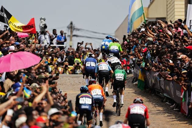 2025 UCI Road World Championships Picture by Alex Whitehead SWpix.com - 28 09 2025 - Cycling - 2025 UCI Road World Championships - Kigali Convention Centre, Kigali, Rwanda - Men Elite Road Race - Cian Uijtdebroeks (Belgium), Ben Healy (Ireland), Pavel Sivakov (France) Richard Carapaz (Ecuador) climbing the Mur de Kigali Copyright: x xSWpix.comx(t axPhotographyxHubxLtd)xAlexxWhitehead SWpix.comx SWP-3030-8681