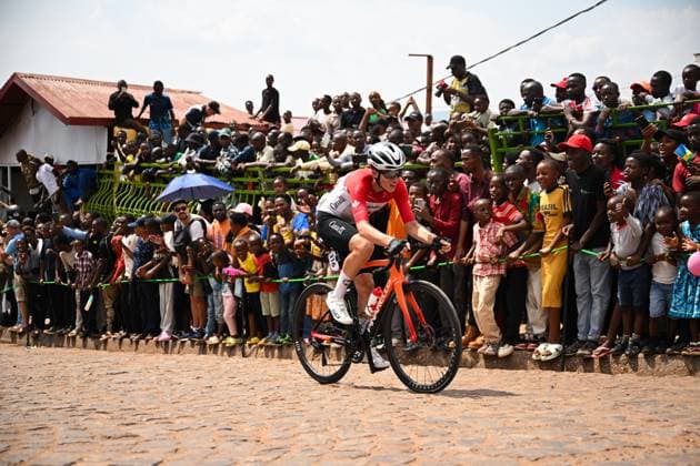 2025 UCI Road World Championships Picture by Chris Auld SWpix.com - 28 09 2025 - Cycling - 2025 UCI Road World Championships - Kigali Convention Centre, Kigali, Rwanda - Men Elite Road Race - Michael Leonard (Canada) climbing the Mur de Kigali Copyright: x xSWpix.comx(t axPhotographyxHubxLtd)xChrisxAuld SWpix.comx SWP-3030-8685